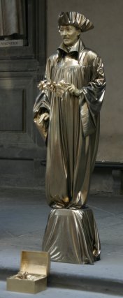 Costumed man at the Galleria degli Uffizi